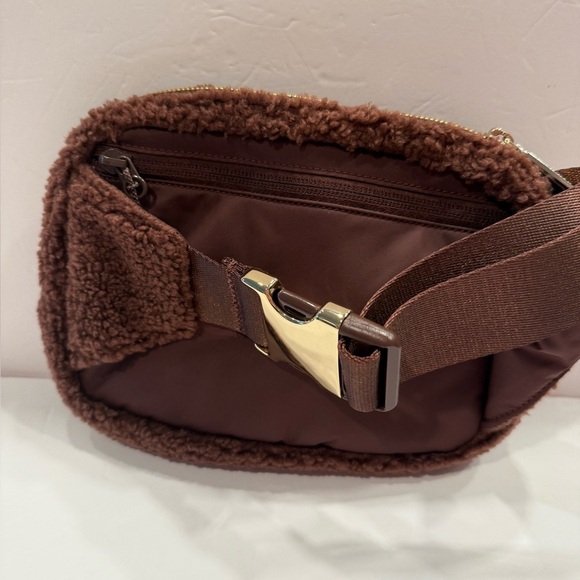 Lululemon Everywhere Belt Bag Fleece Large 2L ONE SIZE Brown Gold FUZZY NWT - Picture 6 of 9